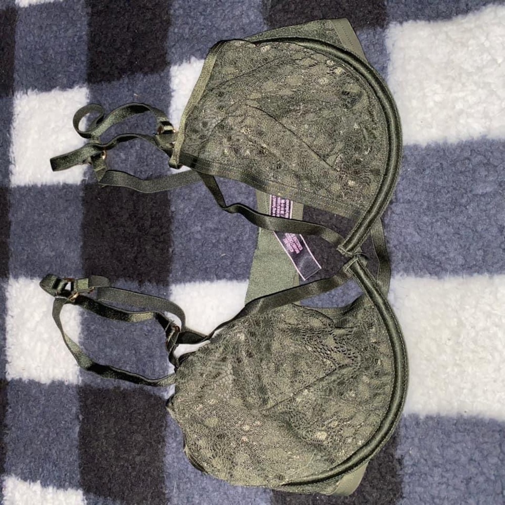 Victoria’s Secret very sexy unlined plunge size 34DD